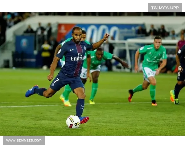 如何理解小卢卡斯在巴黎圣日耳曼队中的替补角色与发展前景